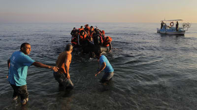 Flyktingbåt kommer i land på Lesbos i november 2015.