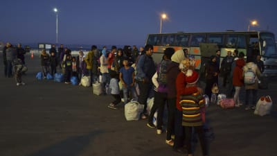 Den grekiska regeringen vill omplacera minst 5 000 migranter från öarna Lesbos och Samos till fastlandet 