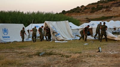 Grekiska soldater bygger upp ett nytt tältläger på Lesbos. 