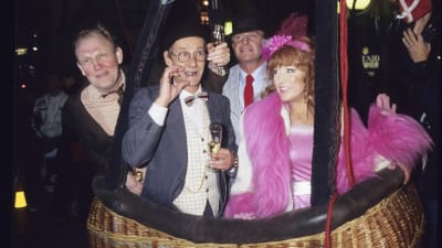 Gösta Ekman, Björn Gustavsson, Ulf Brunnberg och Birgitta Andersson i en luftballongskorg i en Jönssonliganfilm.