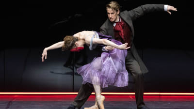 Balettdansare på scen under Nationalbalettens "Jekyll & Hyde". 