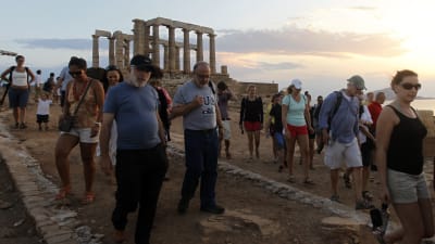 Turister vid Poseidontemplet 70 kilometer söder om Aten