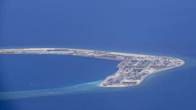 ett foto på en militärbas byggt på ett konstgjord ö