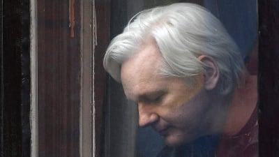 Julian Assange talade med reportrar från balkongen i Ecuadors ambassad i London den 19 maj 2017.