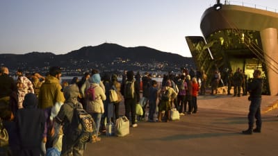 Omkring 800 migranter och asylsökanden togs under veckoslutet till fastlandet