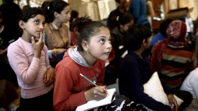 Flyktingbarn deltar i en engelskalektion i Grekland. 