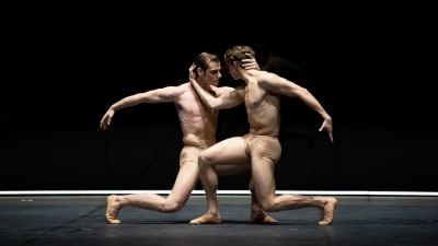 Två manliga balettdansare som ser nakna ut på scen i Nationalbalettens föreställning av "Jekyll & Hyde".