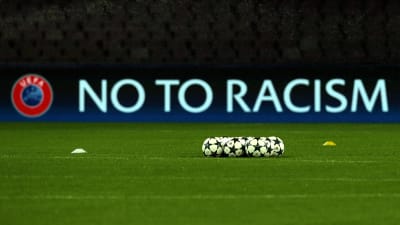 No to racism-skylt vid fotbollsplan.