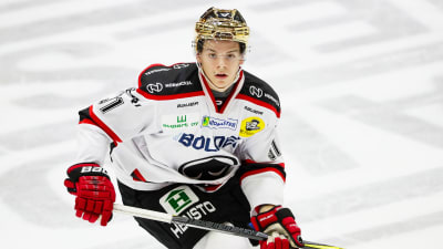 Ässäts Jesperi Kotkaniemi i en guldhjälm.