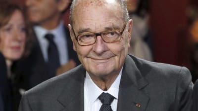 Jacques Chirac ler mot kameran.