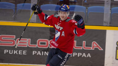Anton Lundell jublar med armarna i vädret.