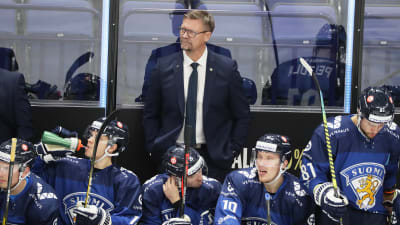 Jukka Jalonen står i avbytarbåset bakom sina spelare.