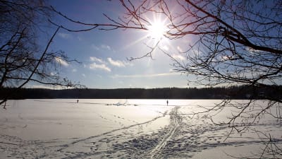 En frusen sjö på vintern