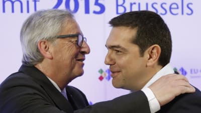 EU-komissionens ordförande Jean-Claude Juncker hälsar på Greklands premiärminister Alexis Tsipras.