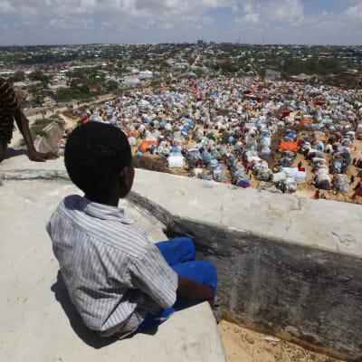Pojke tittar ut över Mogadishu.