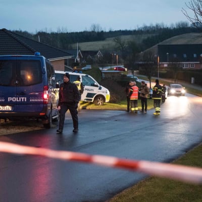 Sex personer hittades döda i ett bostadshus i Danmark. Polisen utanför huset.
