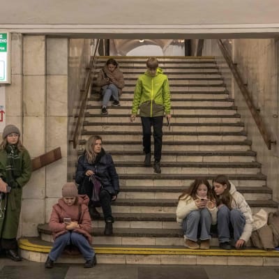 Människor söker skydd på metronstationen Chresjtjatyk under ett flyglarm i Kiev den 25 november 2023.