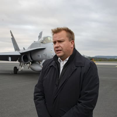 Puolustusministeri Antti Kaikkonen Lapi lennostossa