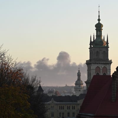 Vy från staden Lviv i västra Ukraina den 15 november 2022. Rökmoln kan ses i horisonten. 