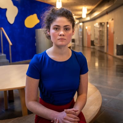 Ida Erling sitter inomhus och tittar in i kameran.