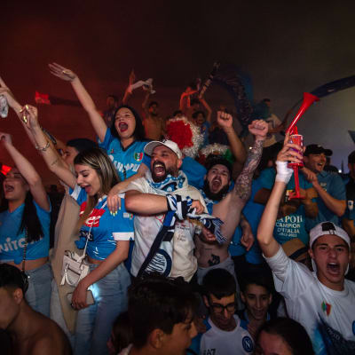 Napolin fanit juhlivat mestaruutta.