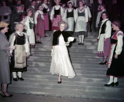 Miss Universum Armi Kuusela saapuu Töölön Pallokentälle hänen kunniakseen järjestettyyn Kukkaisjuhlaan Helsingin olympialaisten päättäjäisiltana (1952)