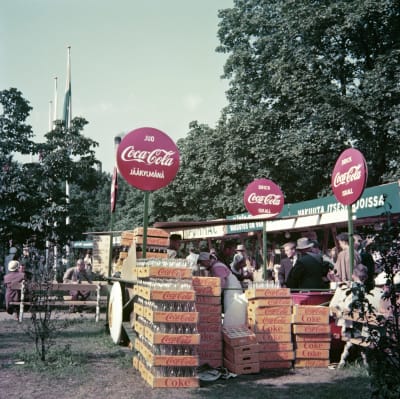 Coca-colaa myynnissä Helsingin olympialaisissa (1952).