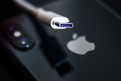 En USB-C-laddare i närbild.