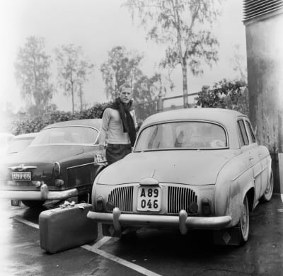 Jörn Donner matkalaukku ja Renault Dauphine -auto.