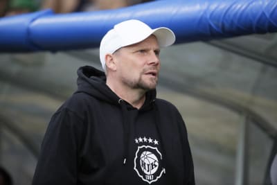 Toni Korkeakunnas coachar laget vid sidan av planen.