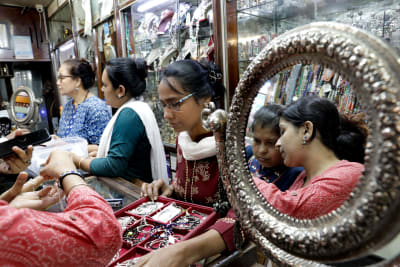 Kvinnor i en smyckebutik i Calcutta i Indien. 