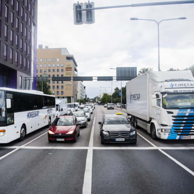 Kuvassa on linja-auto, henkilöauto, taksi ja kuorma-auto Mannerheimintiellä Helsingissä elokuussa 2020.