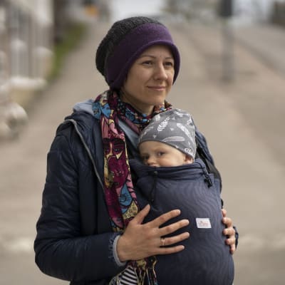 Natalia Zaporozhets hänen yksi-vuotiaan vauvansa kanssa ulkona.