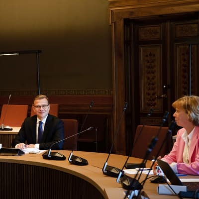 Petteri Orpo och Anna-Maja Henriksson sitter vid ett bord i Ständerhuset.