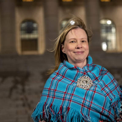 Saamelainen yrityskauppa-ammattilainen, Suomen saamelaiskäräjien vaaleilla valittu jäsen, kauppatieteiden maisteri Pirita Näkkäläjärvi eduskunnan portaiden edessä.