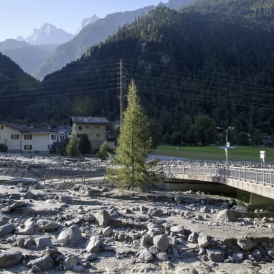 Den jordskredsdrabbade byn Bondo i schweiziska Alperna.