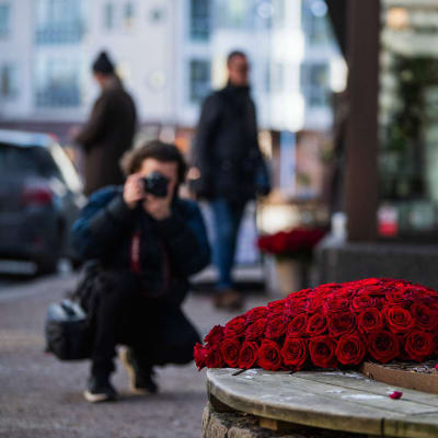 Blommor och ljus utplacerade på huvudgatan i Vetlanda.
