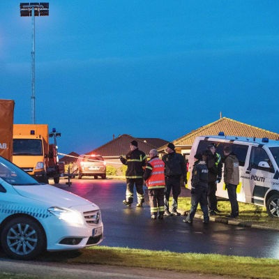 Sex personer hittades döda i ett bostadshus i Danmark. Polisen utanför huset.
