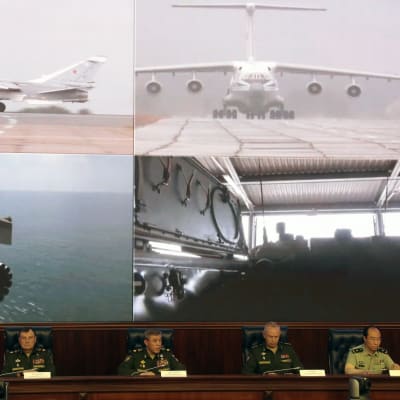 Den ryska generalstabens chef Valerij Gerasimov (i mitten) informerade om militärövningen i Moskva