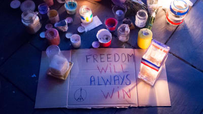 Minnesstund efter terrordåd i Paris