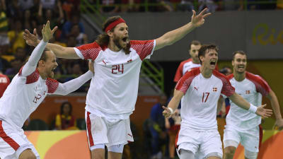 Danmarks handbollsherrar firar finalplats i Rio.