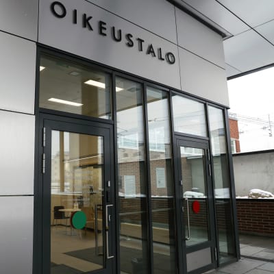 Päijät-Hämeen käräjäoikeuden ulko-ovi Lahdessa.