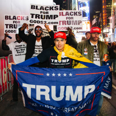 Trump-anhängare i feststämning på Times Square i New York.