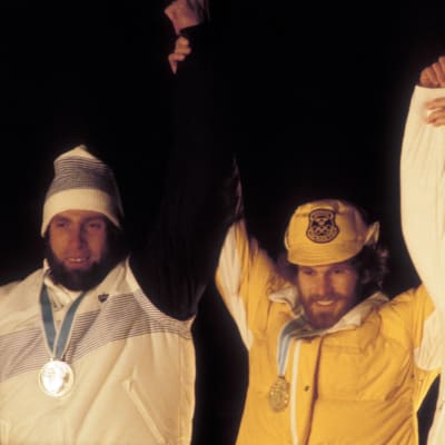Juha Mieto, Thomas Wassberg ja Ove Aunli Lake Placidin olympialaisten 15 kilometrin hiihtokilpailun palkintojenjaossa.