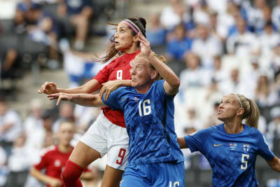 Anna Westerlund kämpar om bollen.