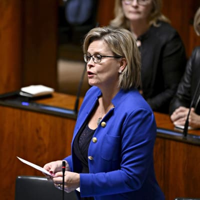 Kristillisdemokraattien Sari Tanus eduskunnan kyselytunnilla Helsingissä 8. joulukuuta 2022.