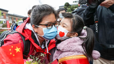 En hälsovårdare som jobbat i Wuhan välkomnas av sin dotter efter att ha återvänt hem   