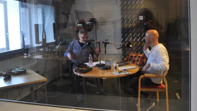 Mark Levengood pratar med Mårten Holm i studion