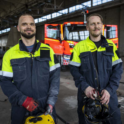 Palomies Nils Degerman ja palomies-sairaankuljettaja Pekka Hartikainen