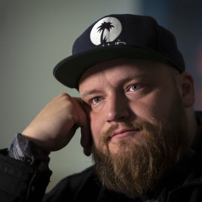 Muusikko Kasmir Universal Musicin tiloissa.